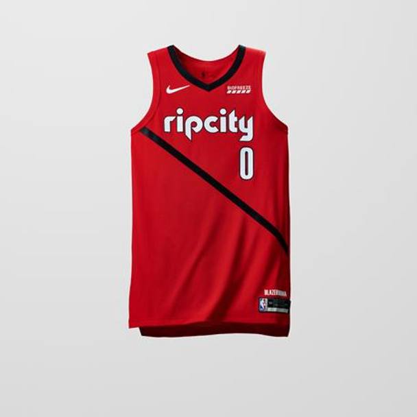 Portland riadatta in rosso il design della sua maglia “rip city” (il nomignolo cittadino), che nella versione City Edition è nero. Prima volta sul parquet il 29 dicembre contro Golden State